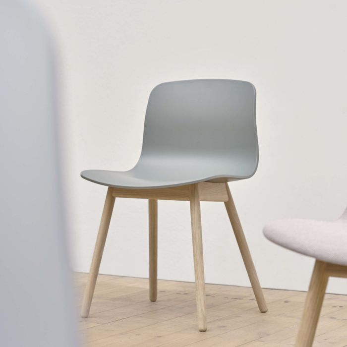 AAC 12 Chair, White Shell / Oak Base