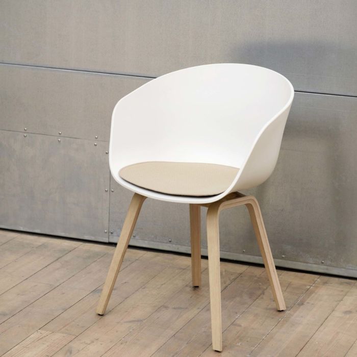AAC 22 Chair, White Shell / Oak Base