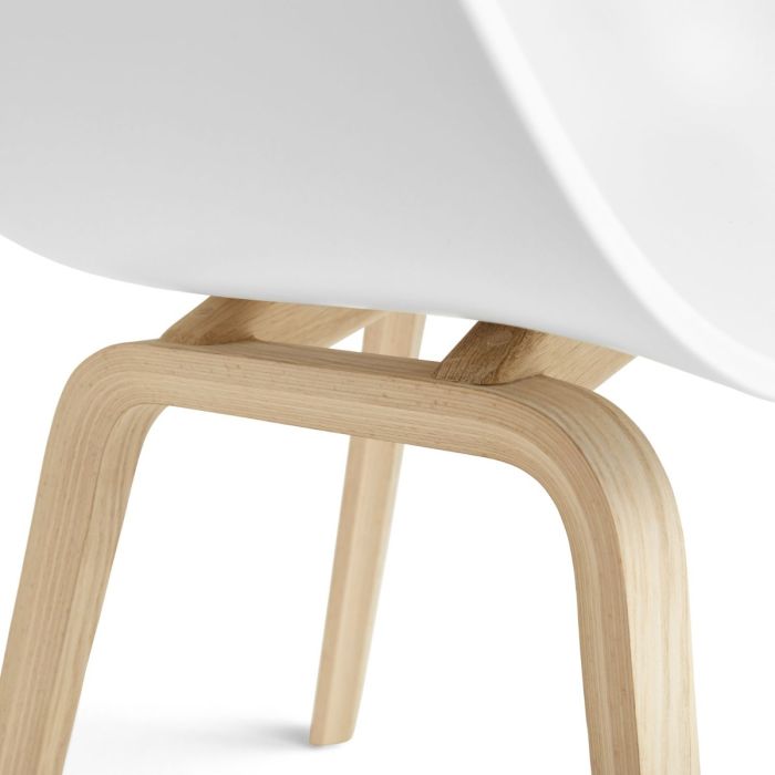 AAC 22 Chair, White Shell / Oak Base