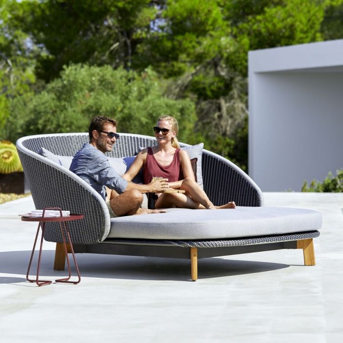 Peacock Daybed With Table, Grey Shell / Light Grey Seat / Teak Legs