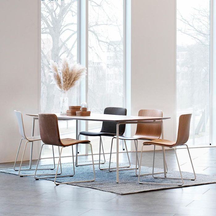 Robbie Chair, Natural Oak Veneer Seat / Black Base
